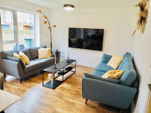 Modern Home in Taunton with Sunny Garden
