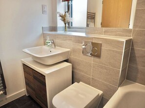 Shower, towels - Modern & Stylish 3 Bedoom Home in Taunton (Taunton)