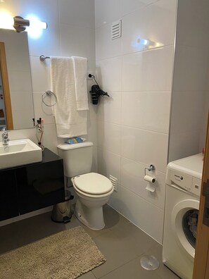 Sèche-cheveux, serviettes fournies, papier toilette