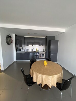 Micro-ondes, four, plaque de cuisson, lave-vaisselle