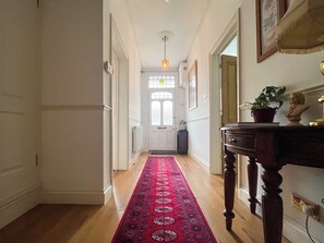 Interior - Luxury 1 Bedroom Apartment in Southend w Parking (Southend-on-sea)