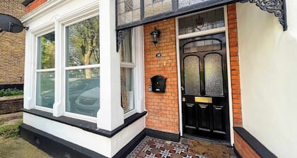 Luxury 1 Bedroom Apartment in Southend w Parking