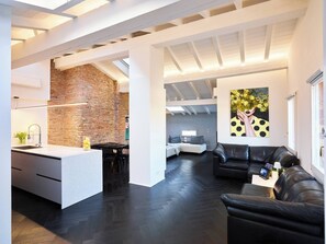 Books - Exclusive Suite in the Heart of Bologna (Bologna)