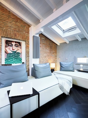 Appartement, 1 chambre, vue ville | Salle de séjour | Livres