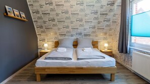 2 soverom, skrivebord, strykejern/-brett og reiseseng for barn