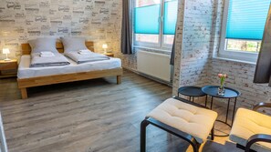 2 chambres, bureau, fer et planche à repasser, lit parapluie