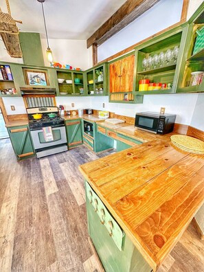 Frigorifero, microonde, forno, piano cottura