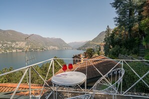 Outdoor dining - GuestHost - Elegant and bright flat on two levels in a portion of a period villa with private garden, large patio and panoramic terrace, able to accommodate up to 8 persons.Access is up two flights of stairs leading from the street to the property.Two be (Como)