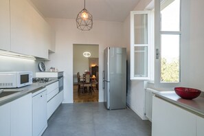Réfrigérateur, un four, surface de cuisson, lave-vaisselle
