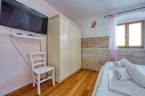 Family Villa, Multiple Bedrooms (Casa Rustica Felker) | 4 bedrooms, free WiFi, bed sheets - Casa Rustica Felker (Marcana)