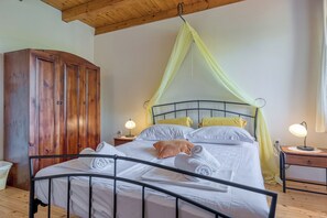 Family Villa, 4 Bedrooms, Fireplace (Casa Rustica Felker) | 4 bedrooms, free WiFi, bed sheets - Casa Rustica Felker (Marcana)