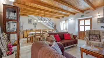 Family Villa, 4 Bedrooms, Fireplace (Casa Rustica Felker) | Living area