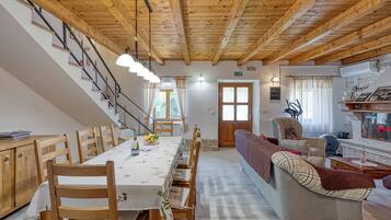 Family Villa, Multiple Bedrooms (Casa Rustica Felker) | Dining