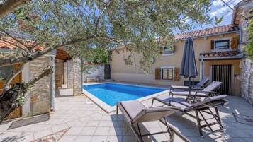 Seasonal outdoor pool, a heated pool