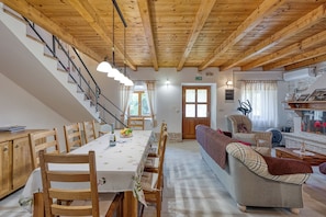 Perhehuvila, 4 makuuhuonetta, takka (Casa Rustica Felker) | Ruokailu