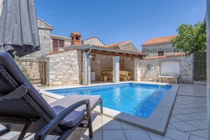 Villa familiar, 4 habitaciones, chimenea (Casa Rustica Felker) | Piscina | Una piscina al aire libre de temporada