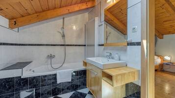 Family Villa, 4 Bedrooms, Fireplace (Casa Rustica Felker) | Bathroom