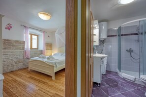 Family Villa, 4 Bedrooms, Fireplace (Casa Rustica Felker) | Bathroom | Separate tub and shower, hair dryer, towels, soap - Casa Rustica Felker (Marcana)