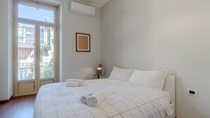 2 bedrooms, iron/ironing board, WiFi, bed sheets - GuestHost - Charming apartment of about 85 sqm, able to accommodate 4 people, located on the second floor of a period building with elevator (NOT suitable for disabled people).The property is located in the Crocetta district, just 5 minutes walk from the (Turin)