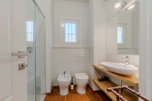 Douche, sèche-cheveux, bidet, serviettes fournies