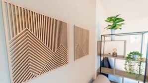 Een modern interieur met twee houten wandpanelen met geometrische patronen.