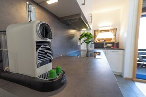 Fridge, stovetop, dishwasher, coffee/tea maker - Central apartment with balcony directly on the hiking trail - Alpenperle Tegernsee (Tegernsee)