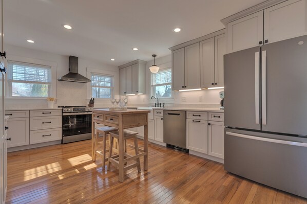 Frigorifero, microonde, forno, piano cottura