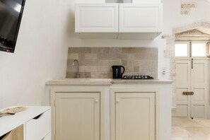 Refrigerador, microondas, parrilla de estufa y utensilios de cocina 