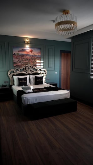 Schreibtisch, laptopgeeigneter Arbeitsplatz