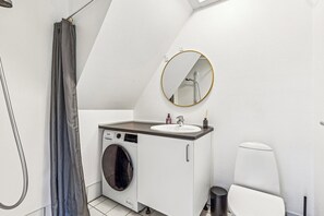 Dusj, miljøvennlige toalettsaker, håndklær og såpe