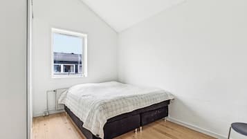 2 bedrooms, desk, free WiFi, bed sheets