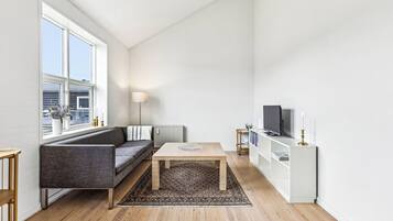 Una Smart TV, libros, una videoteca
