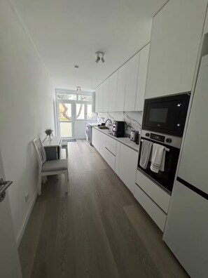 Kylskåp, mikrovågsugn, ugn och spishäll
