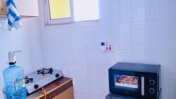 Refrigerador, microondas, parrilla de estufa y tetera eléctrica