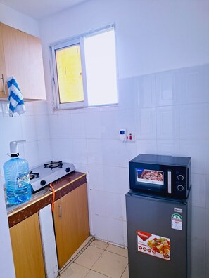 Refrigerador, microondas, placa de cocina, tetera/pava eléctrica
