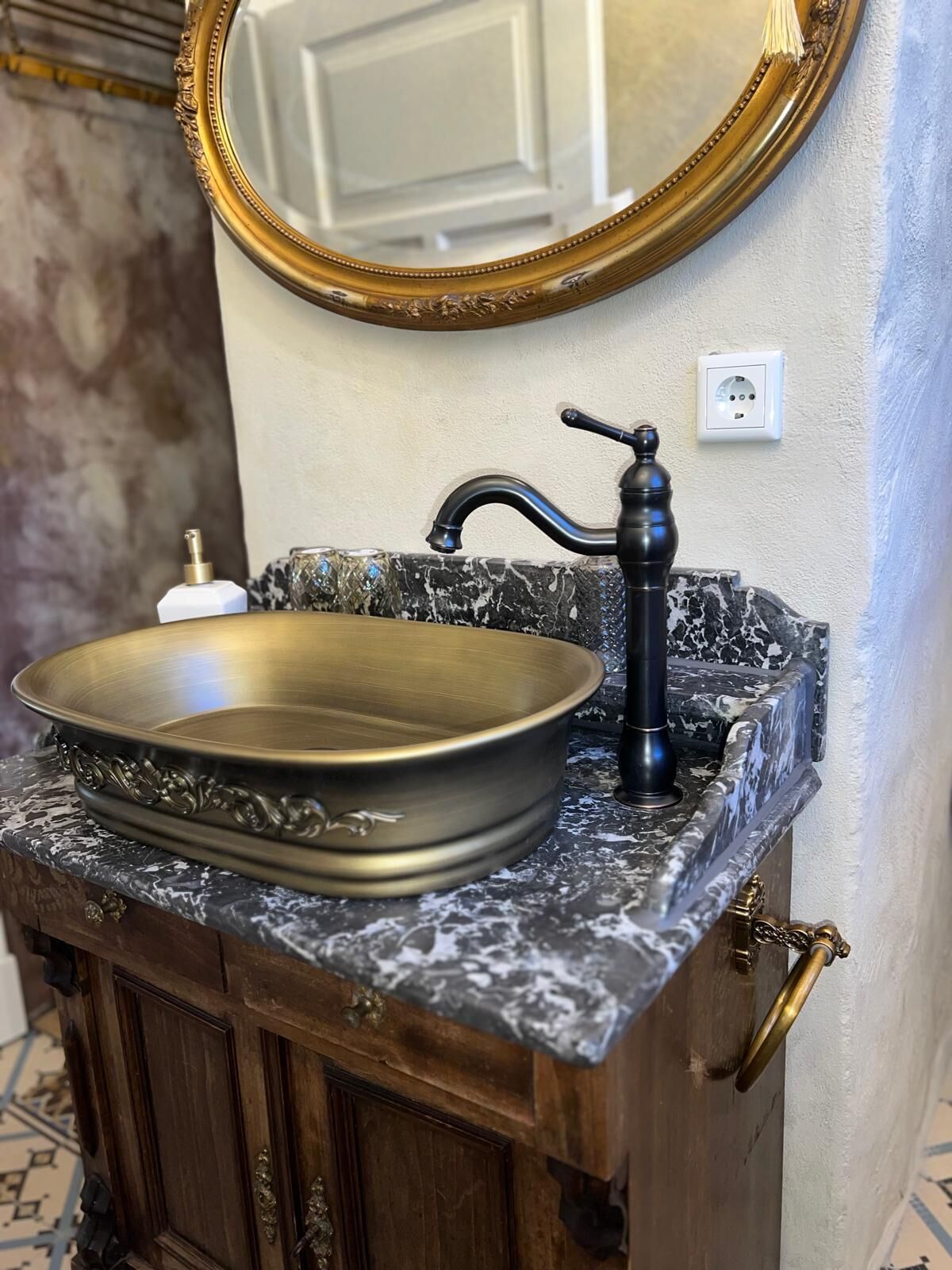 Dusj, hårføner, håndklær og såpe