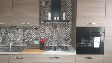 Fridge, oven, coffee/tea maker, highchair