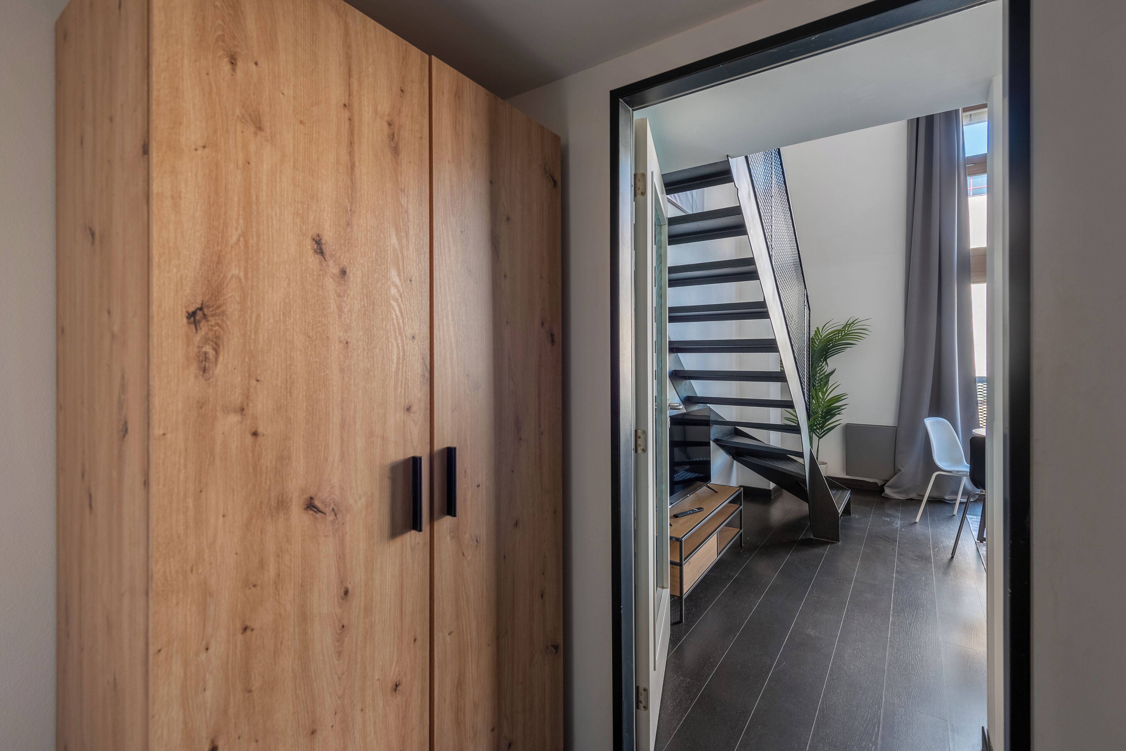 Apartamento clássico, sacada, vista para o pátio | Guarda-roupa