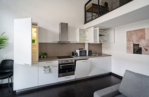 Appartement Confort, balcon | Cuisine privée | Grand réfrigérateur, micro-ondes, four, plaque de cuisson