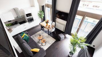 Apartamento família, sacada | Área de estar | TV de tela plana 40 polegadas com canais a cabo