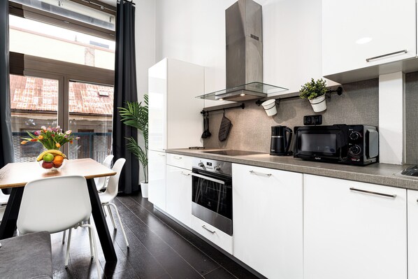 Classic-lejlighed - balkon - udsigt til gårdsplads | Privat køkken | Køleskab/fryser i fuld størrelse, mikrobølgeovn, ovn, kogeplade
