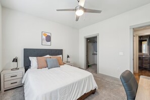 1 slaapkamer, een bureau, een strijkplank/strijkijzer, reisbedje