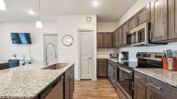 Réfrigérateur, four à micro-ondes, un four, surface de cuisson