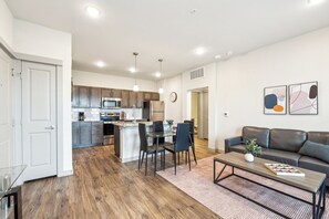 Smart TV, books, offices - Chisholm Trace 1234 I Spacious 1 Bed 1 Bath (Cleburne)