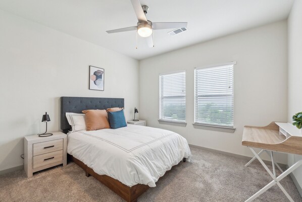 1 chambre, bureau, fer et planche à repasser, lit de bébé portatif