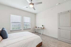 1 chambre, bureau, fer et planche à repasser, lit de bébé portatif