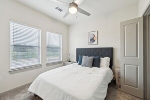 2 Schlafzimmer, Schreibtisch, Bügeleisen/Bügelbrett, Reisekinderbett