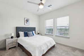 2 Schlafzimmer, Schreibtisch, Bügeleisen/Bügelbrett, Reisekinderbett