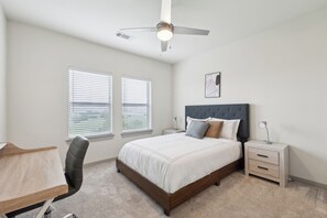 1 chambre, bureau, fer et planche à repasser, lit parapluie