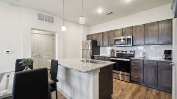 Réfrigérateur, four à micro-ondes, un four, surface de cuisson